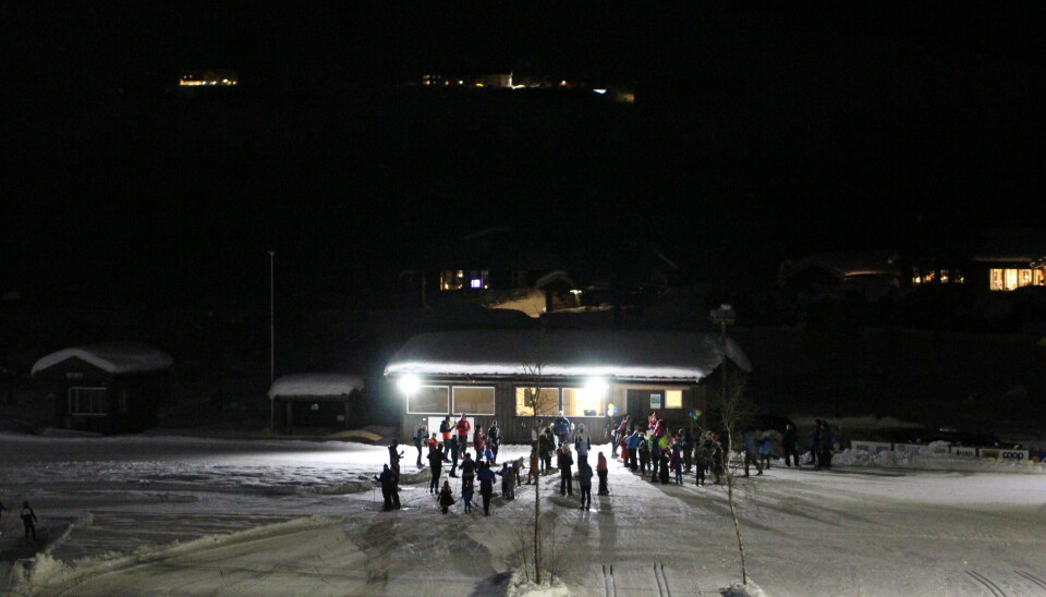 Hele 50 unge skiløpere pluss foresatte var møtte opp på Igltjønna Skistadion, ved tidtakerbua ble det utdelt pølser og saft.