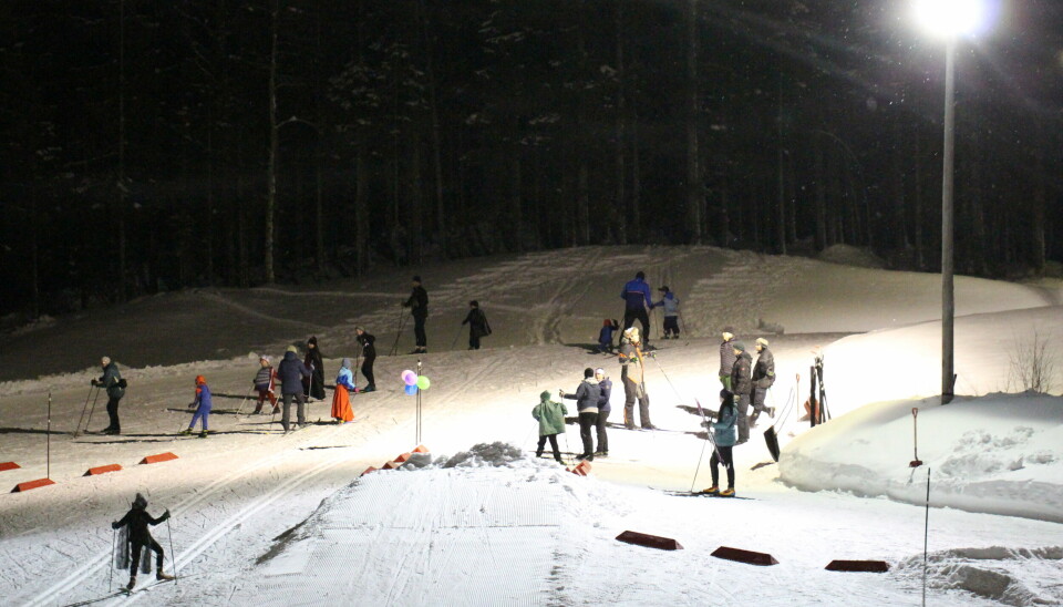 Stor aktivitet ved skileikområdet på Igltjønna Skistadion.