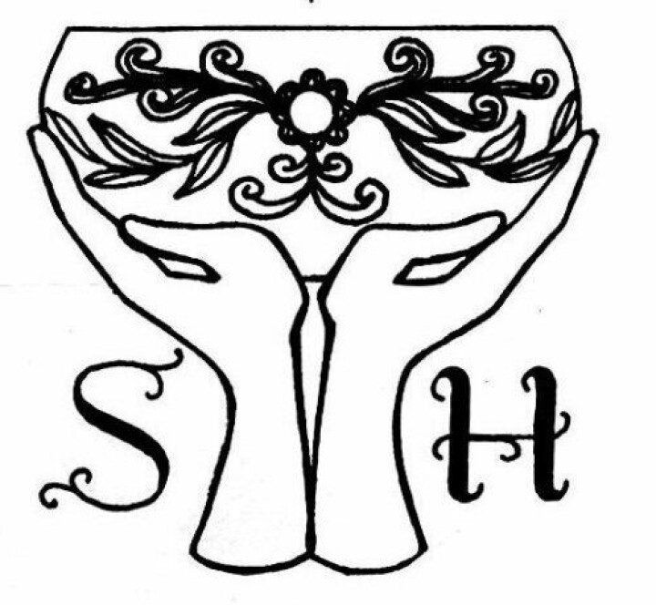 Logoen til Surnadal Heimbygdlag. Ei tegning av to hender som holder en boille med rosemaling. Bokstavene S og H, S til venstre og H til høyre for motivet.
