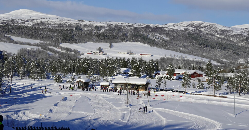 Stadion og skileikområdet austom Igltjønna passer godt til skicross med god plass og passe bratte bakker. I bakgrunnen sees Skåkleiva, Bjørnåsgardene og til høyre, Østre boligfelt, som ligger like ved skistadion.