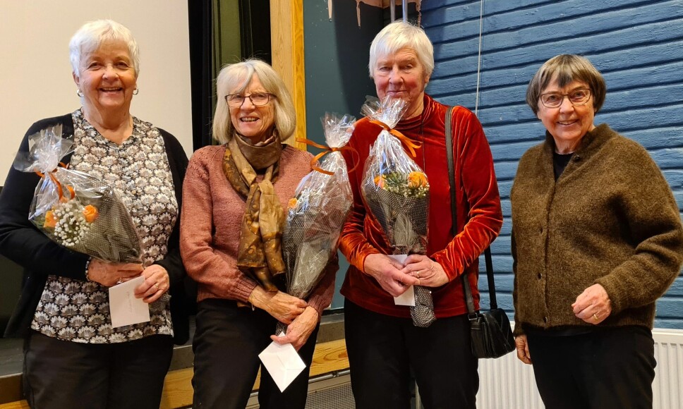 Johanne Løset, Margret Meland og Ann Ingeborg Grimsmo fekk takk og blomster frå Helene Marie Nergård, ledar i Rindal Pensjonistlag, for innsatsen sin.