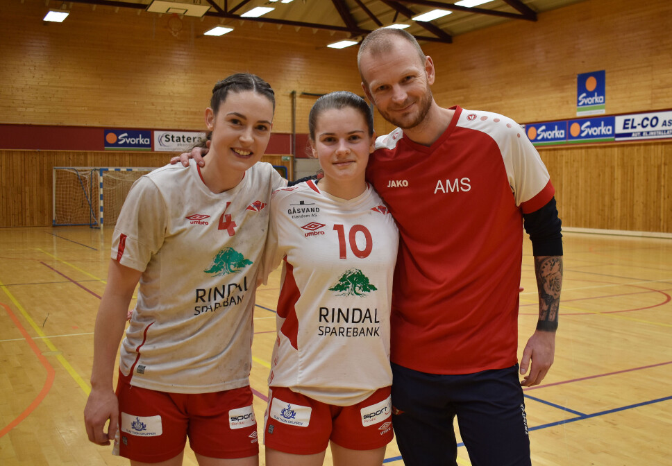 Frida Møkkelgård (i midten) sammen med Gro Anita Bolme og trener Anders Moe Sæter
