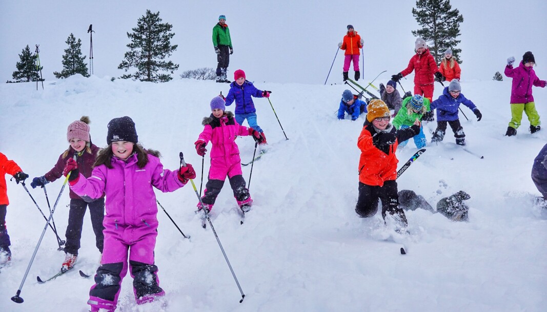 Gøran Bolme og Åse Børset, som står på toppen og ser ungene sette utfor, er erfarne camp-instruktører og vet at det beste er at de får slite seg ut litt med lek i snøen, før de går igjennom kompass-teori inne i lavvoen. Gøran Bolme og Åse Børset, som står på toppen og ser ungene sette utfor, er erfarne camp-instruktører og vet at det beste er at de får slite seg ut litt med lek i snøen, før de går igjennom kompass-teori inne i lavvoen.