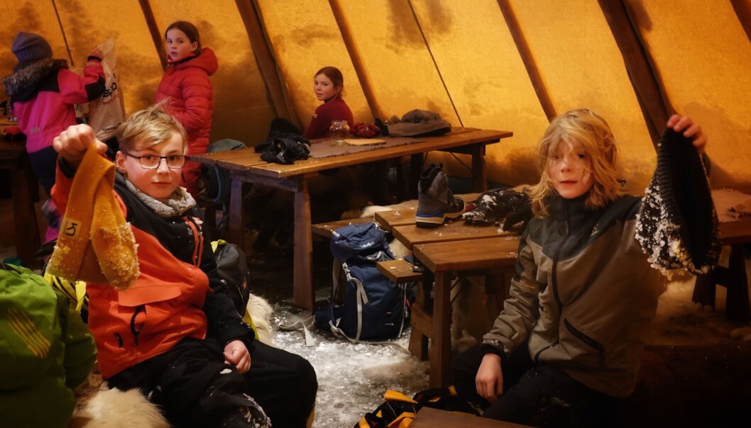 Luene må tørkes. Disse Trondheimsguttene, som er hyttenaboer i Helgetunmarka, landa mer på hodet/lua enn på skia i sine spektakulære skihopp. Luene må tørkes. Disse Trondheimsguttene, som er hyttenaboer i Helgetunmarka, landa mer på hodet/lua enn på skia i sine spektakulære skihopp.