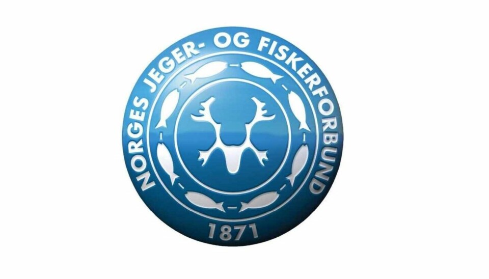 Logoen til norges jeger- og fiskerforening. Den er blå og rund, og delt inn i 3 deler. På det ytterste laget står navnet på foreningen og 1871. På ringen innenfor der er det mange fisk. Og innerst i sirkelen er hodet til reinsdyr/annen vilt.