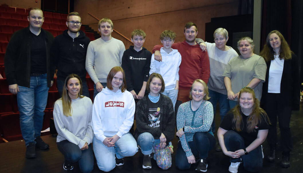 Svarrabærje teaterlag (arkivfoto). Bakerst fra venstre: Pål Sæther, Olav Mogstad, Lasse Løfaldli, Håkon Lund Paulsen, Øystein Lysø, Eirik Nordvik, Merete Sæter, Camilla Hyttebakk og Gunn Elin Røen. Foran fra venstre: Øyunn Aune, Kirsten Marie Nordvik, Jannicke Valstad Stenberg, Ragnhild Mogstad og Ida Kaspara Hyttebakk. Ikke til stede da bildet ble tatt: Gøran Bolme, Kaja Sofie Kvande, Silje Beate Holten og Vidar Humberset, Svarrabærje teaterlag (arkivfoto). Bakerst fra venstre: Pål Sæther, Olav Mogstad, Lasse Løfaldli, Håkon Lund Paulsen, Øystein Lysø, Eirik Nordvik, Merete Sæter, Camilla Hyttebakk og Gunn Elin Røen. Foran fra venstre: Øyunn Aune, Kirsten Marie Nordvik, Jannicke Valstad Stenberg, Ragnhild Mogstad og Ida Kaspara Hyttebakk. Ikke til stede da bildet ble tatt: Gøran Bolme, Kaja Sofie Kvande, Silje Beate Holten og Vidar Humberset,