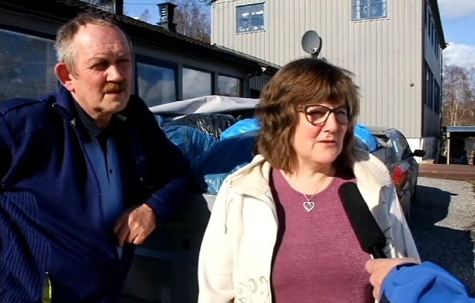 Jan Sturla og Elsa Jensvold i prat med John Storholt i forbindelse med innsamling av klær til Estland i 2016.