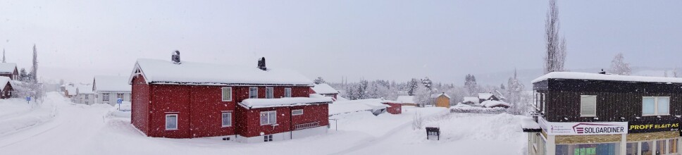 Her har jeg klatra opp på en snøhaug for å få en litt uvant vinkel. Til venstre på bildet ser du nedover 'Posthusbakkan' langs Rindalsvegen mot Rindalstorget. Til høyre kommer kanskje Eventunet bak Solgardiner.
