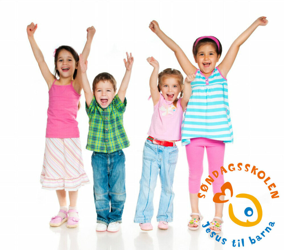 Fire barn som står med hendene i været. Bildet er merket med 'Søndagsskolen - Jesus til barna' og en logo som forestiller en fisk
