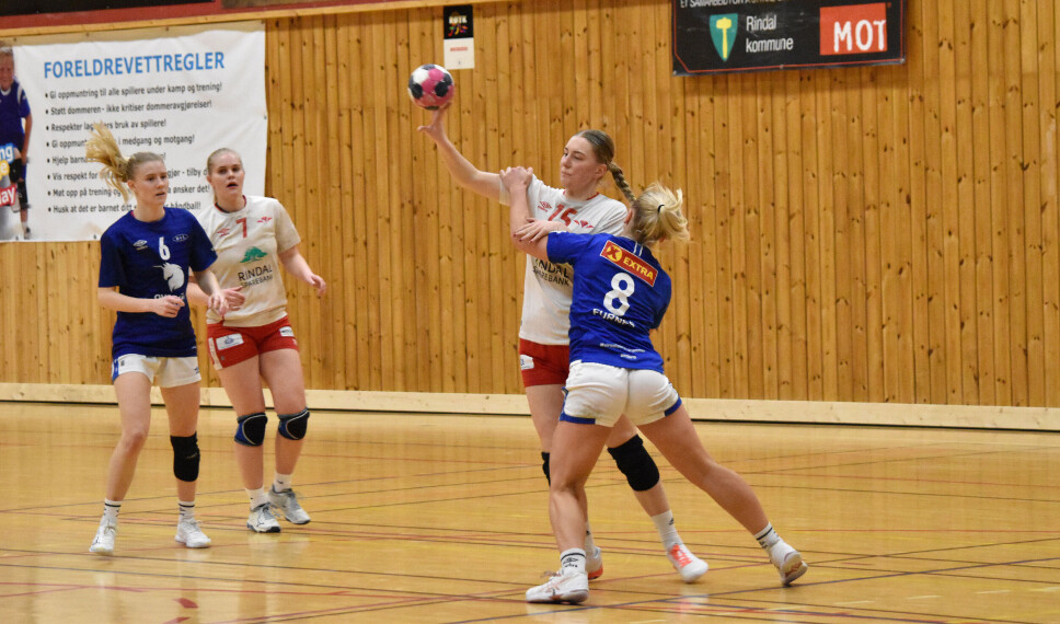 Ranheim spilte meget godt i forsvar. Her blir Hanna Saksen effektivt stoppet.