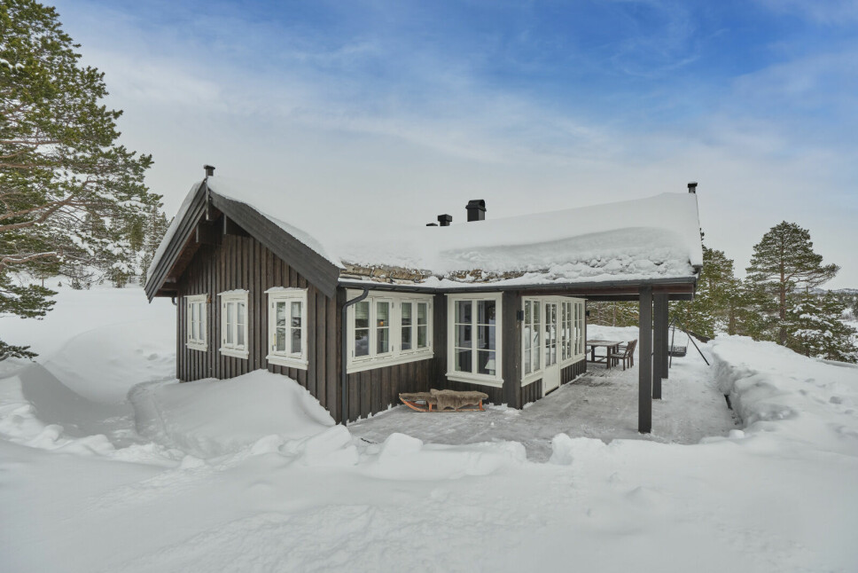 Hytta ligger i Langtjønnåsen hyttegrend i Helgetunmarka.