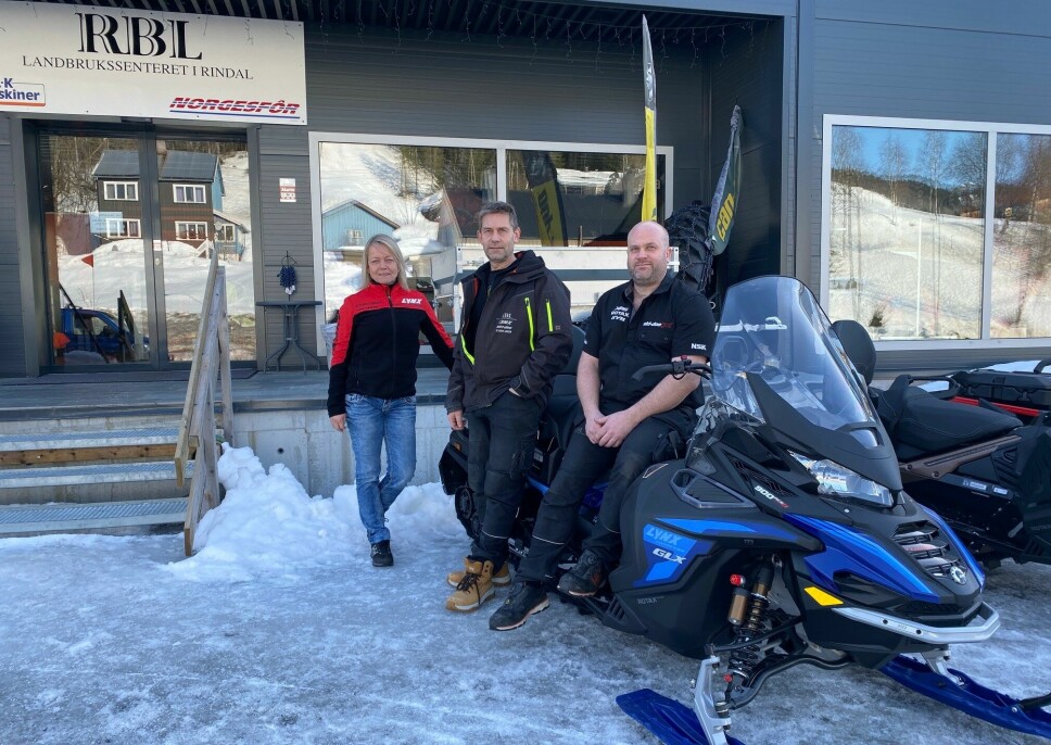 Gunn Mari Moen, Jon Moen og Steffen Møkkelgård hos RBL med 40-årsjubileumsutgaven av Lynx GLX 5900.