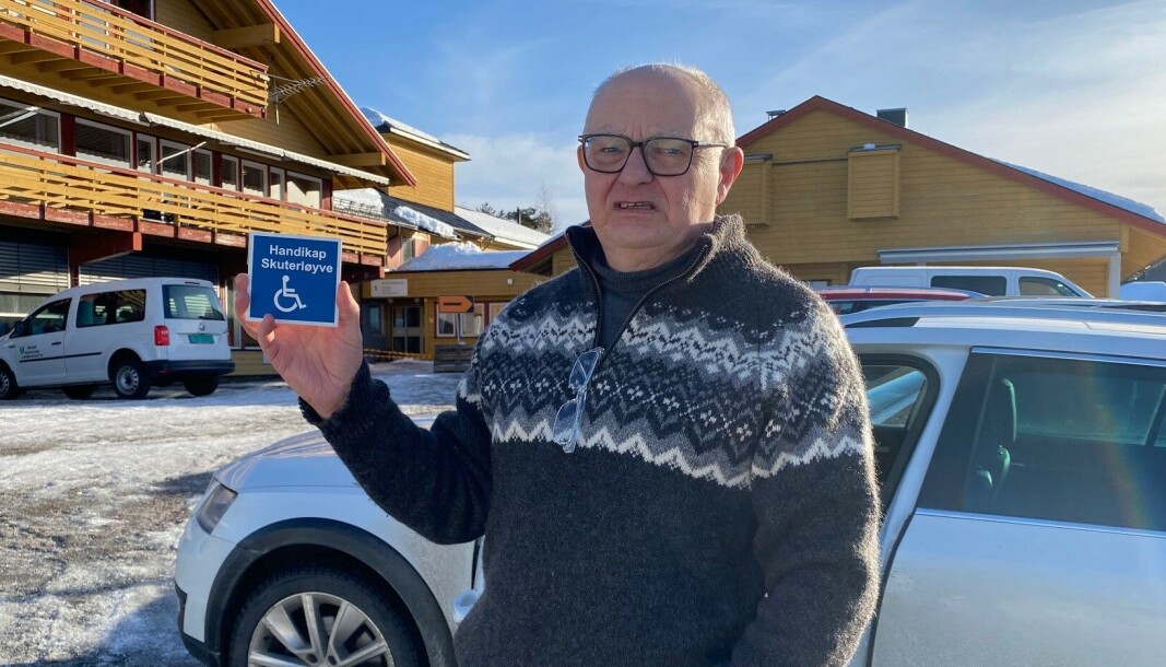 John Storholt har laget et eget handikapskilt for snøscooter, og håper at det fører til større forståelse for at noen må bruke scooter til hytta. John Storholt har laget et eget handikapskilt for snøscooter, og håper at det fører til større forståelse for at noen må bruke scooter til hytta.