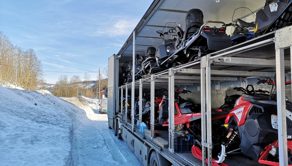 Tralla er spesialbygd for transport av snøscootere, i to etasjer.