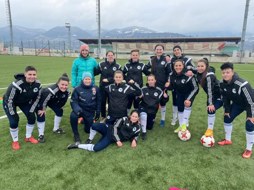 Ingvild Berg (med blått pannebånd) sammen med noen av damene som deltok på kurset i Bosnia