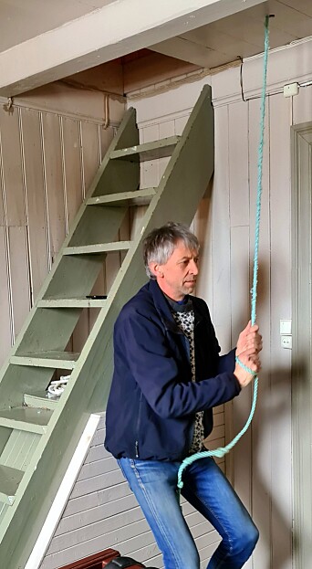 John Bendik Møkkelgård drar i gang klokkeringinga i tårnet på kapellet John Bendik Møkkelgård drar i gang klokkeringinga i tårnet på kapellet