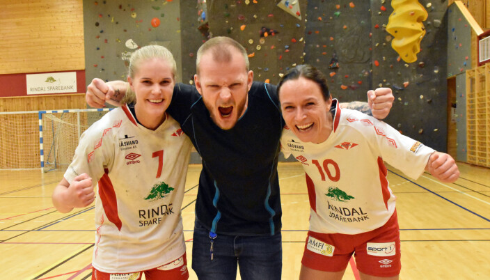 Det har vært mange jubelscener i løpet av de fem sesongene som Anders Moe Sæter har ledet damelaget i Rindal. Her sammen med Anja Søyseth og Mona Bolme Nonstad