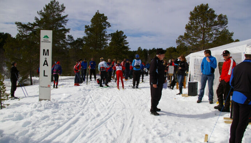 Målområdet på et skirenn. Skiløpere og publikum.