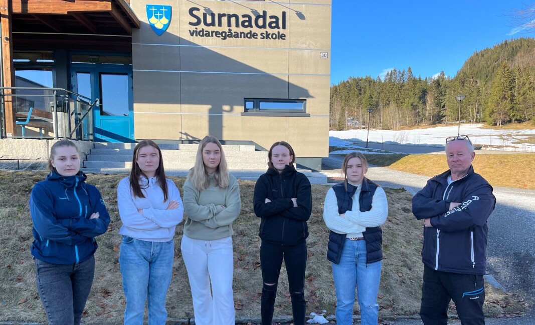 Nils Petter Tonning (t.h.) sammen med søkere til videregående opplæring ved Surnadal vgs. Nils Petter Tonning (t.h.) sammen med søkere til videregående opplæring ved Surnadal vgs.