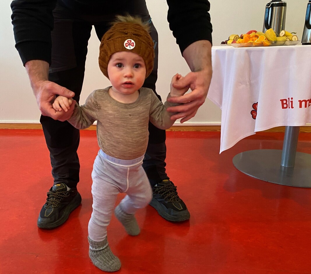 Lille Sondre med ny lue. Lille Sondre med ny lue.