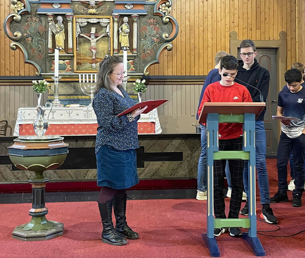 Prest Cathrine Grutle (t.v.) leiar øving til ein av samtalebolkane Prest Cathrine Grutle (t.v.) leiar øving til ein av samtalebolkane
