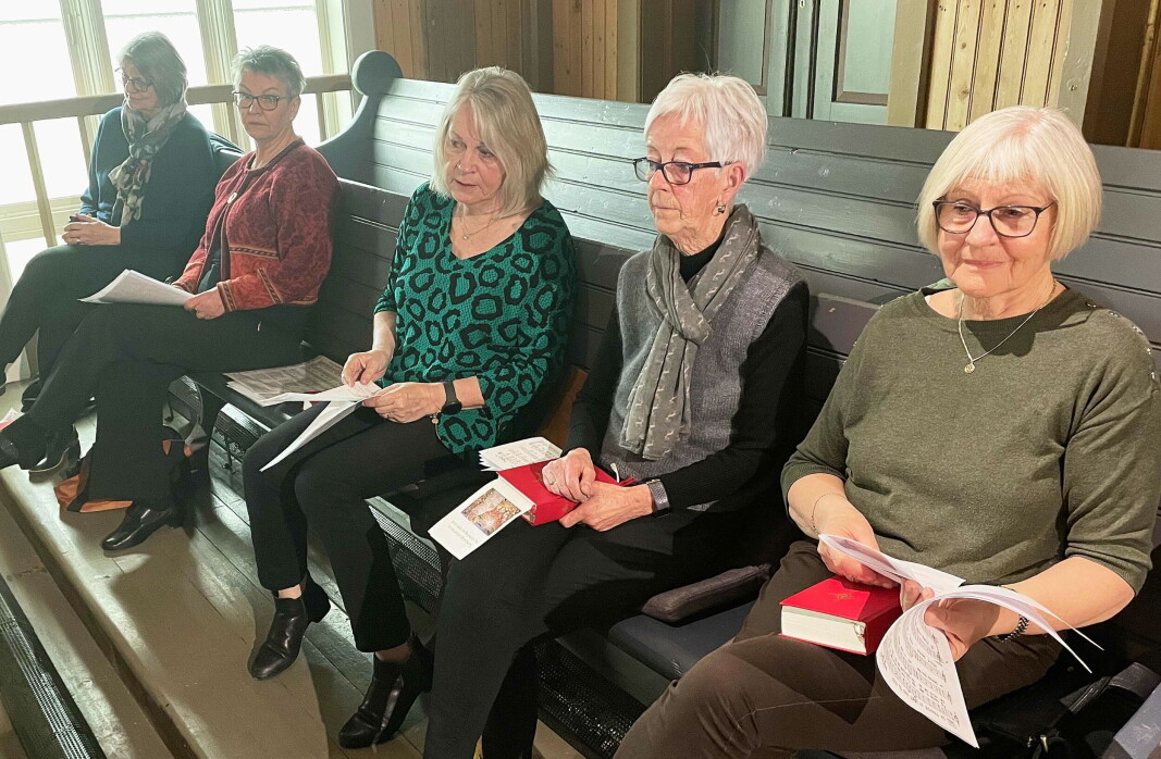 Forsongargruppa denne dagen bestod av Randi Bøe (frå venstre), Rannveig Brøske, Anne Kristine Bævre, Berit Anne Røkkum og Haldis Vitsø - pluss Bjarne Røen og Per Arne Hyldbakk, som ikkje er med på dette biletet. Forsongargruppa denne dagen bestod av Randi Bøe (frå venstre), Rannveig Brøske, Anne Kristine Bævre, Berit Anne Røkkum og Haldis Vitsø - pluss Bjarne Røen og Per Arne Hyldbakk, som ikkje er med på dette biletet.