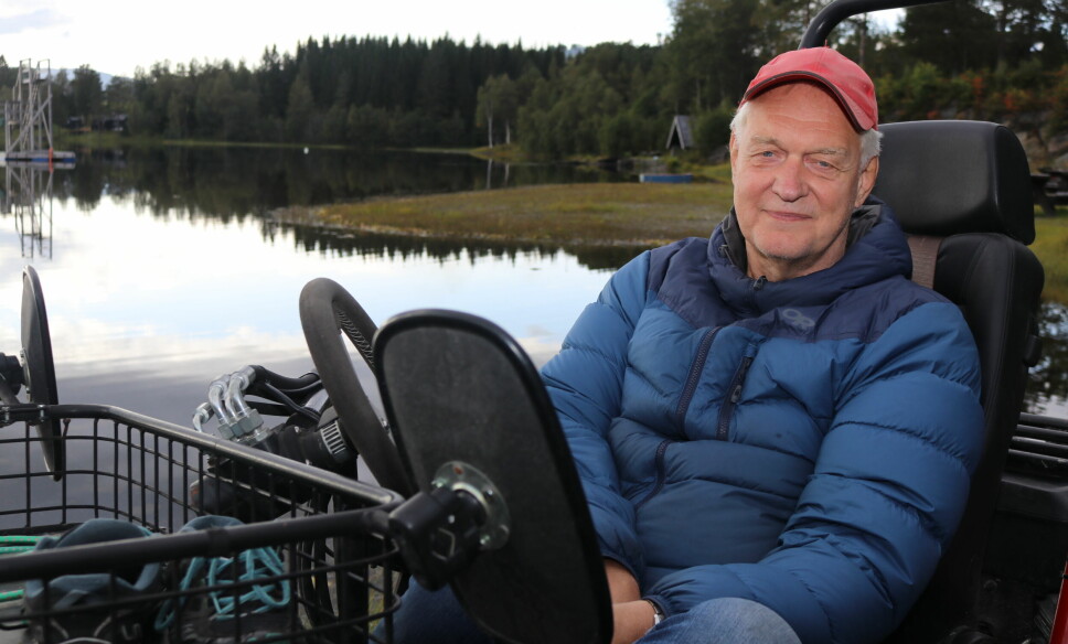 Hytteeier Morten Muus Falck jobber for å få åpnet kanalen mellom Rørvatnet og Litjvatnet i Rørdalen.