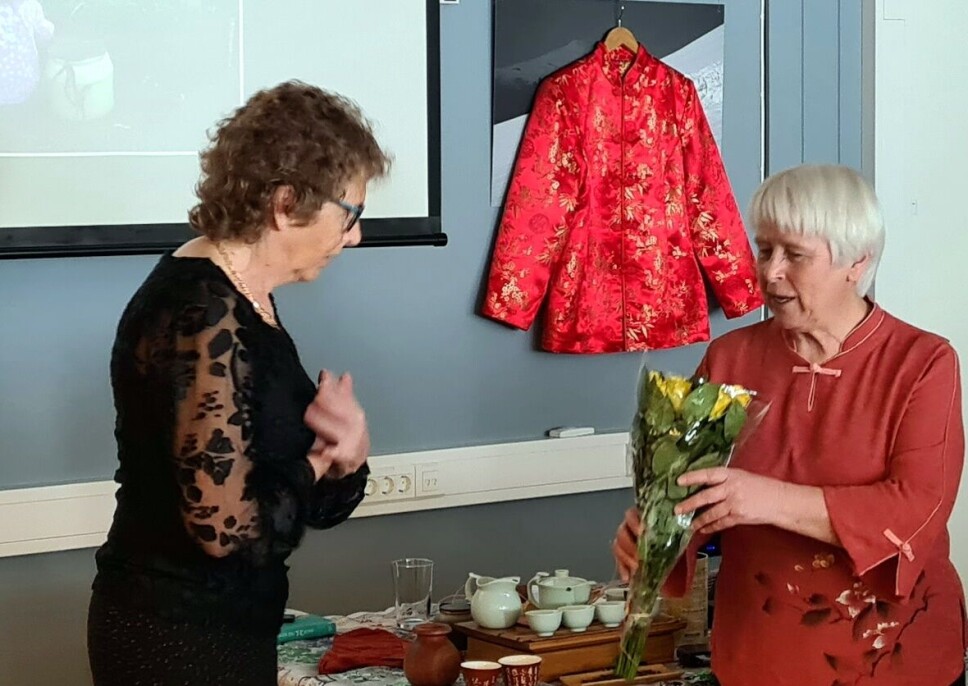 Med forsøk på takkseiing på kinesisk overrakte Kjellaug Foseide frå Senioruniversitetet blomster til Anna SæthPer.