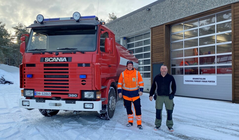Knut Hauso og Rune Kirkholt fra Rindal brannvesen leverer tankbilen til innsamlingen i Molde torsdag formiddag.