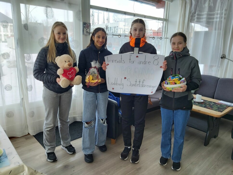 Fra venstre Jenny, Linda, Maria og Elinor. fire 8. klassinger samlet inn 8000 til ukraina. Rindal skole. innsats for andre. valgfag