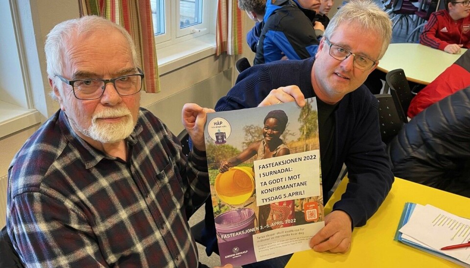 KN-kontaktane Erik L. Moen (Mo sokn, til venstre) og Per Ivar Østbø (Øye og Ranes sokn) oppfordrar bygdefolket til å ta vel imot innsamlarane og støtte Kirkens Nødhjelp sitt livsviktige arbeid.