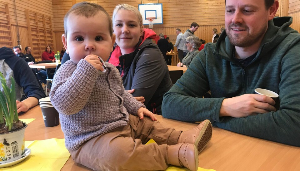 Julie Theonore Bævre kosa seg på konsert med mamma og pappa