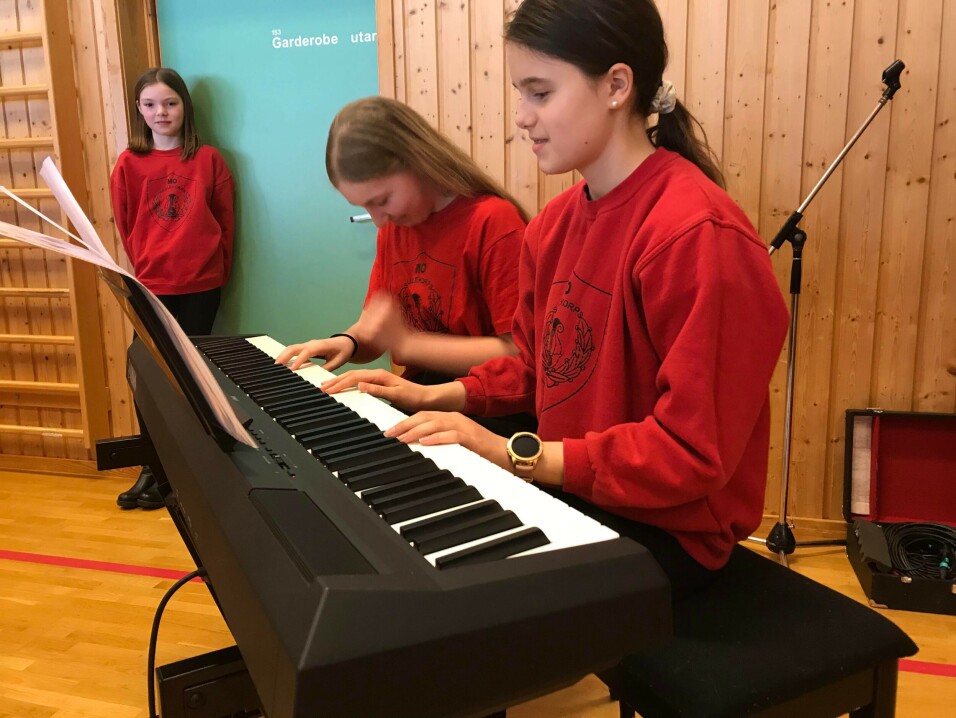 Eiri Lysø og Hedda Moen Gjerstad spelte ein nydeleg song firhendig