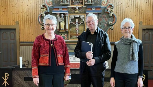 Soknerådsleiar Rannveig Brøske (t.v.), vikarorganist Bernt Bøe og tekstlesar Berit Anne Røkkum har samarbeidd om opplegget for påskevandringa.