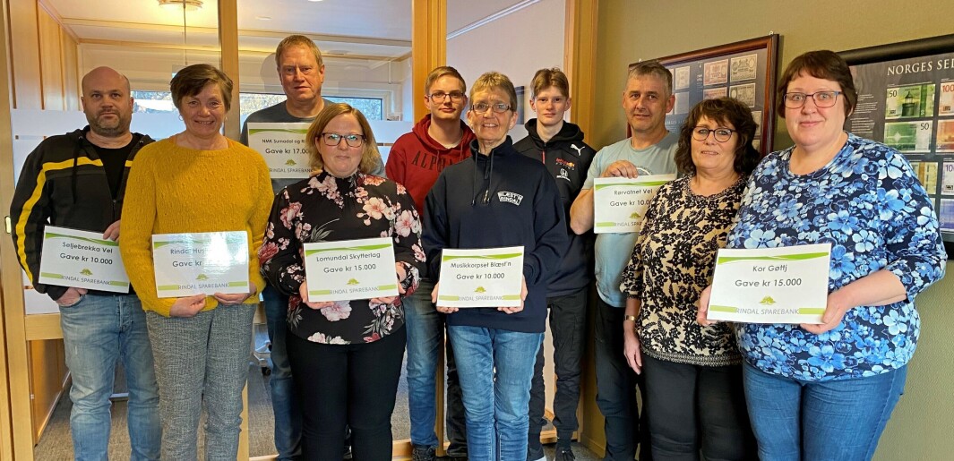 Seljebrekka Vel v/Steffen Møkkelgård, Rindal husflidslag v/Marianne Løset og Grete Jonli, NMK Surnadal og Rindal v/Rune Morten Walltin, Lomundal skytterlag v/Hilde Staveli Solli, Rufus 4H v/Ole Edvard Bolme og Sindre Røen, Blæst'n v/ Helen Nergård Tørset , Rørvatnet Vel v/Håvard Norli, og Kor Gøttj v/Anne Antonsen. Seljebrekka Vel v/Steffen Møkkelgård, Rindal husflidslag v/Marianne Løset og Grete Jonli, NMK Surnadal og Rindal v/Rune Morten Walltin, Lomundal skytterlag v/Hilde Staveli Solli, Rufus 4H v/Ole Edvard Bolme og Sindre Røen, Blæst'n v/ Helen Nergård Tørset , Rørvatnet Vel v/Håvard Norli, og Kor Gøttj v/Anne Antonsen.