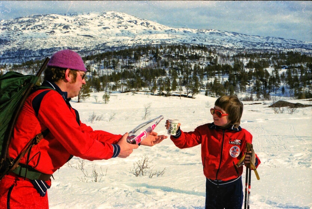 Lars Bakken spanderer saft på undertegnede. Resfjellet i bakgrunnen. Lars Bakken spanderer saft på undertegnede. Resfjellet i bakgrunnen.