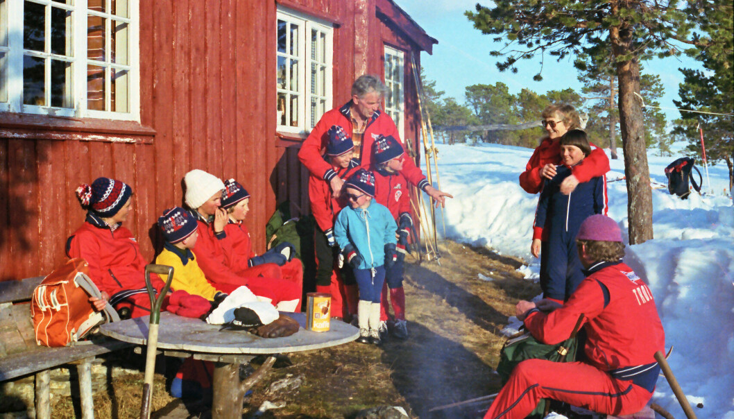 Etter turen på over 20 kilometer, var det godt å komme fra til hytta Jobo. Der ventet besteforeldrene til fire av barna, Halvdan og Gjertrud Solvik.