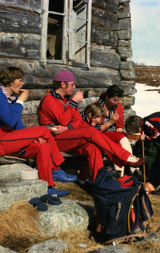 Rast ved Kjerkholtsetra. Aud, Lars, Lene, Berit. Det er nok Bente som leter i sekken. Rast ved Kjerkholtsetra. Aud, Lars, Lene, Berit. Det er nok Bente som leter i sekken.