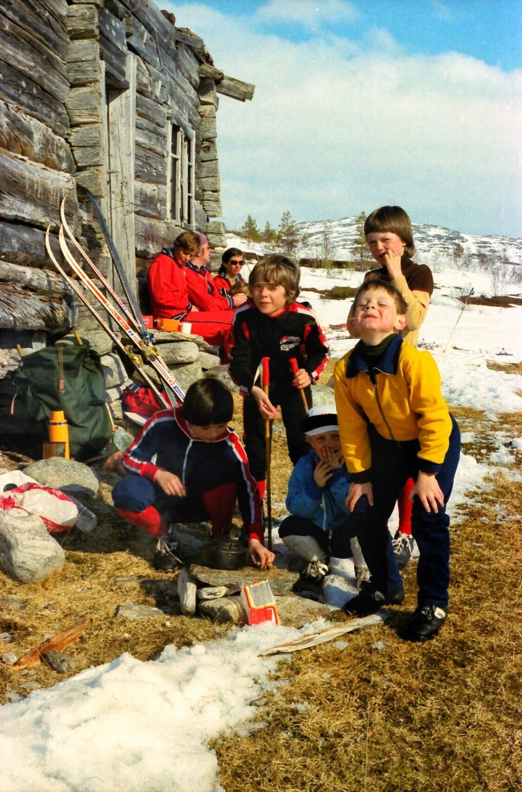 Kjerkholtsetra. Kristin på huk, Bente med staver, Eli med noe i munnen, Håkon sitter og Håvard gjør seg til. Kjerkholtsetra. Kristin på huk, Bente med staver, Eli med noe i munnen, Håkon sitter og Håvard gjør seg til.