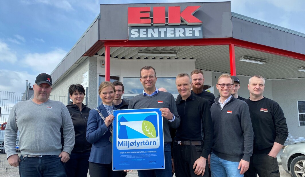 Det synlige beviset på at Eiksenteret i Surnadal, med juridisk navn Midt-Norge Maskinsenter AS, er Miljøfyrtårn. Det synlige beviset på at Eiksenteret i Surnadal, med juridisk navn Midt-Norge Maskinsenter AS, er Miljøfyrtårn.