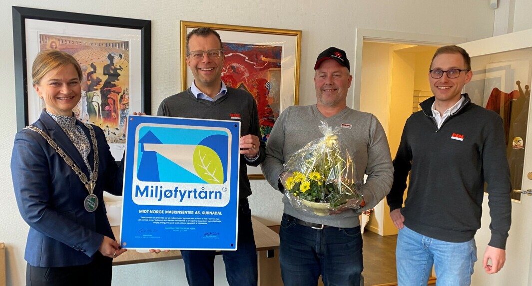 Ordfører Margrethe Svinvik overrekker Miljøfyrtårn-skilt og blomster til Jon Magne Sæter, Ove Øye og Olav Mogstad hos Eiksenteret. Ordfører Margrethe Svinvik overrekker Miljøfyrtårn-skilt og blomster til Jon Magne Sæter, Ove Øye og Olav Mogstad hos Eiksenteret.