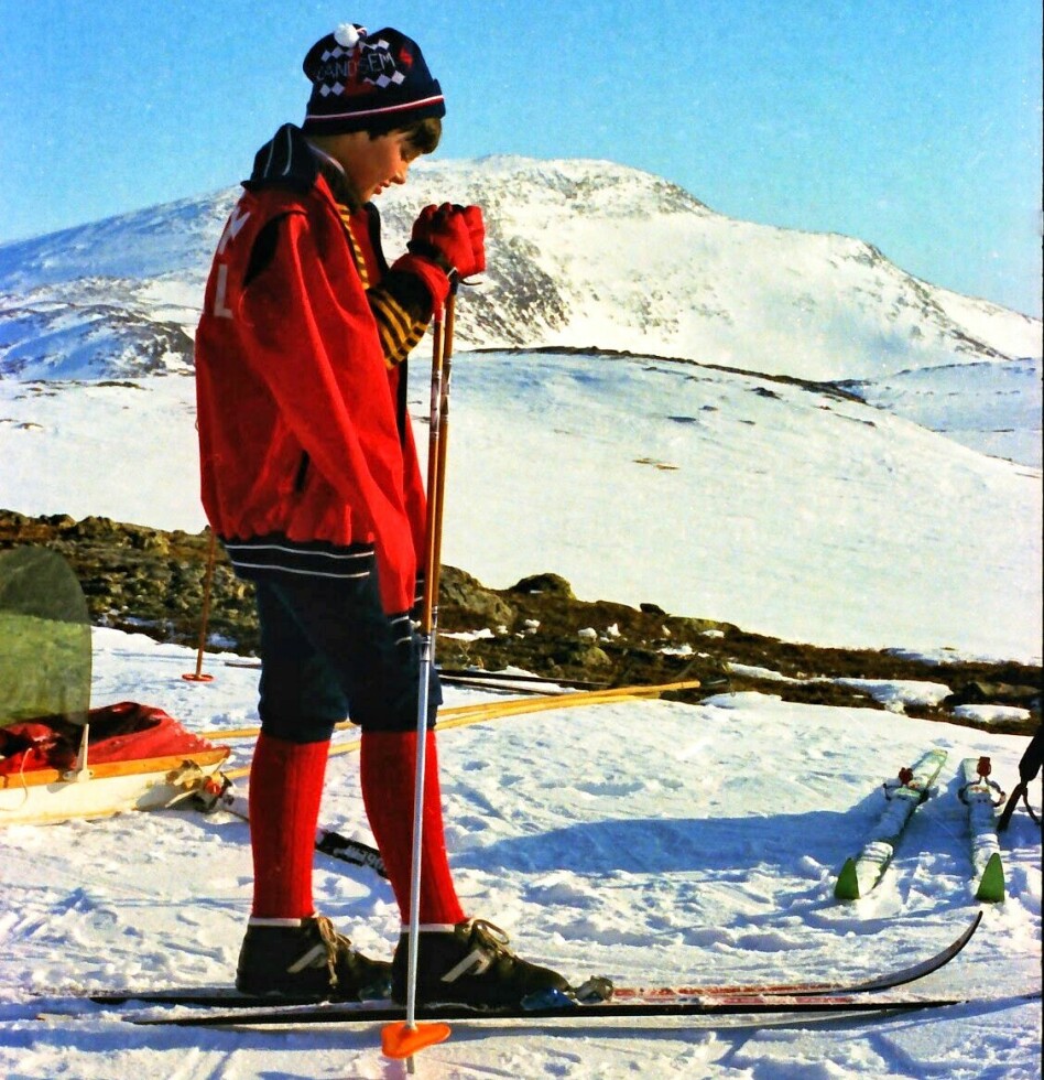 Kristin Storås, snart 11 år, Oslojente påskeferie i Rindal og på skitur i Trollheimen, Bolmtrollhøtta i bakgrunnen.