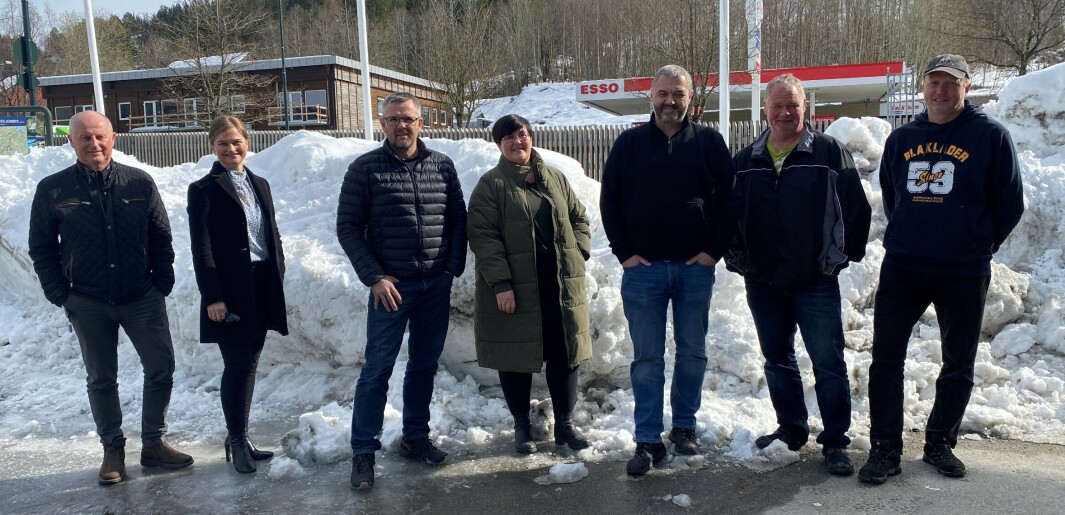 Arbeidet med snøscootertrasé er godt i gang, takket være godt samarbeid mellom snøscooterklubben, grunneierne og de to kommunene. F.v. kommunedirektør Knut Haugen, ordfører Margrethe Svinvik, Jon Olav Holte (Vestre Nordmarka grunneierlag), ordfører Vibeke Langli, Tore Polden (Surnadal og Rindal snøscooterklubb), Bernt Ole Moen (Østre Nordmarka grunneierlag) og Ole Peder Holten (Åsskard utmarkslag). Arbeidet med snøscootertrasé er godt i gang, takket være godt samarbeid mellom snøscooterklubben, grunneierne og de to kommunene. F.v. kommunedirektør Knut Haugen, ordfører Margrethe Svinvik, Jon Olav Holte (Vestre Nordmarka grunneierlag), ordfører Vibeke Langli, Tore Polden (Surnadal og Rindal snøscooterklubb), Bernt Ole Moen (Østre Nordmarka grunneierlag) og Ole Peder Holten (Åsskard utmarkslag).