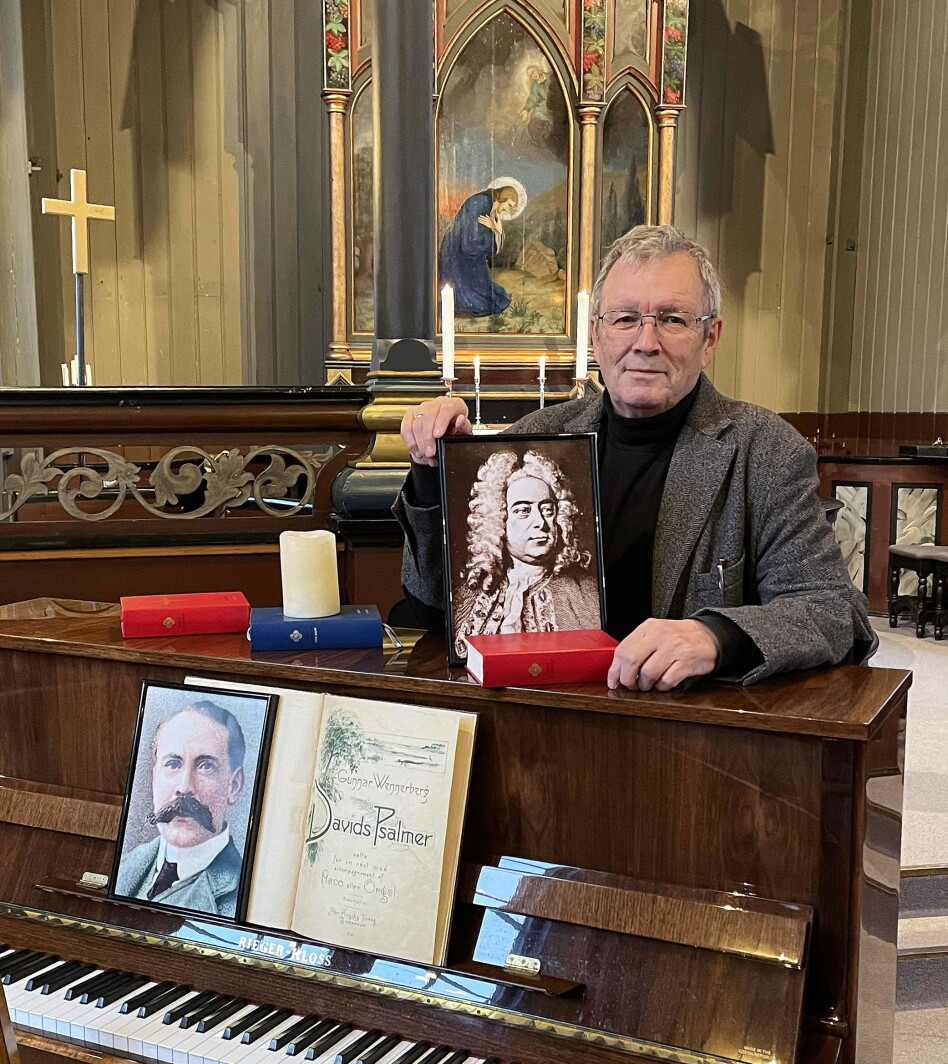 I ei kyrkje full av påskekunst har «gammelorganist» Bernt Bøe henta fram påskemusikk av Elgar (biletet på notebrettet), Wennerberg (Davids Psalmer) og ikkje minst Handel – som han gjerne løftar fram!