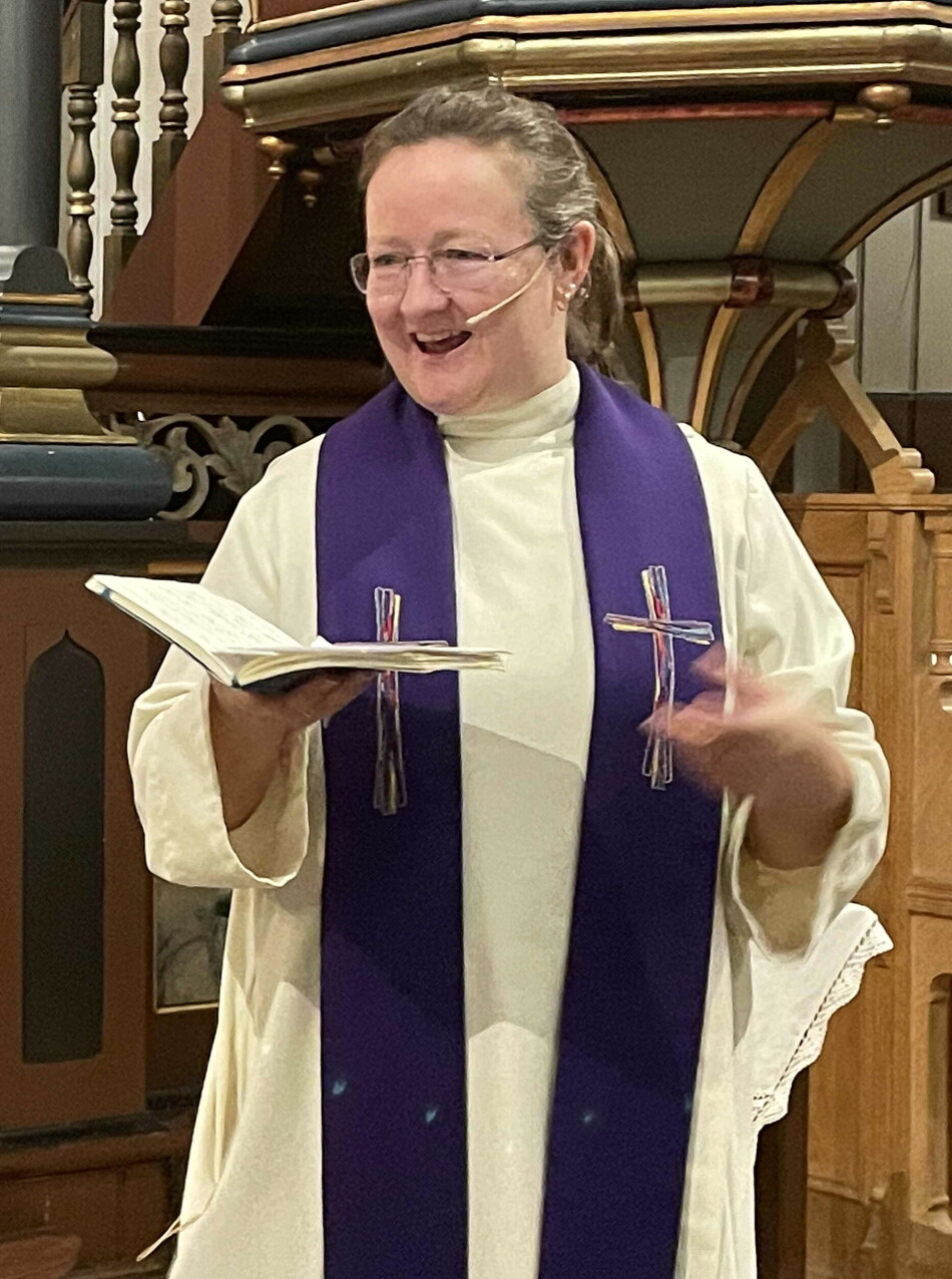 Cathrine Grutle er prest og gir m.a. stemme til Jesu ord på korset.