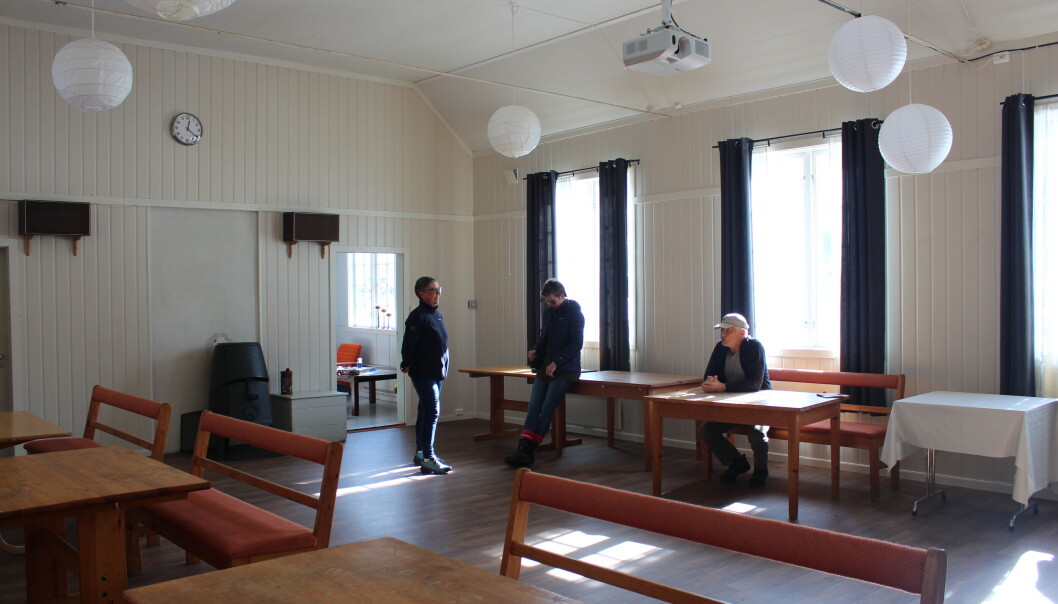 Inne i hovedrommet er det lyst og god plass. På veggen utenfor bildekanten er det også mulig å projektere skjermer på lerret. Inne i hovedrommet er det lyst og god plass. På veggen utenfor bildekanten er det også mulig å projektere skjermer på lerret.