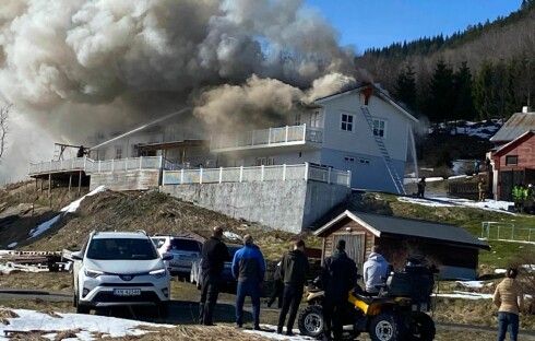 Bolighus og garasje totalskadet i brann på Glærum