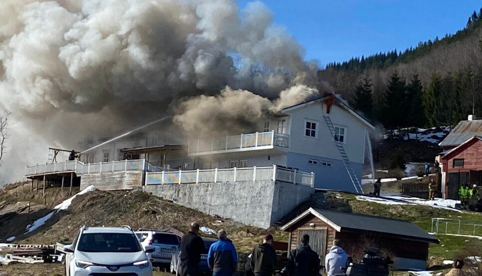 Bolighus og garasje totalskadet i brann på Glærum