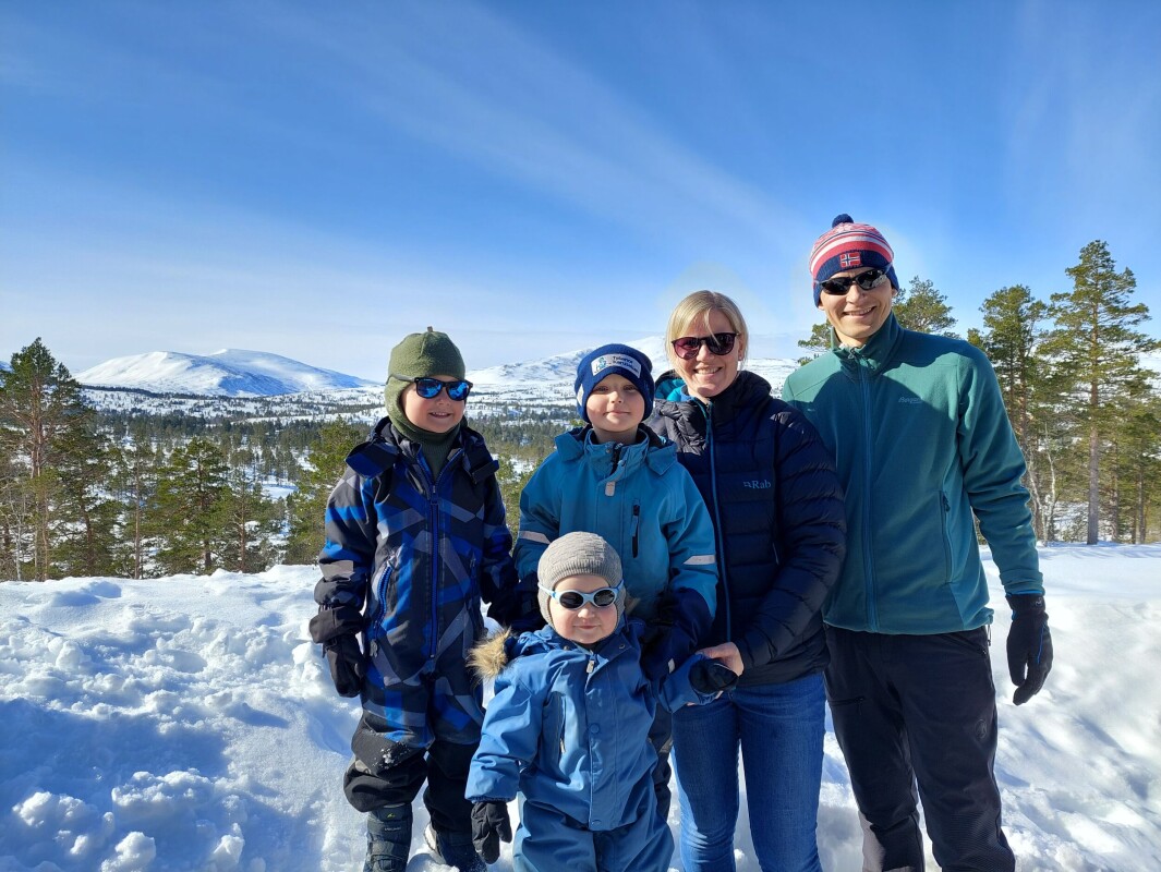 f.v. Endre (4), Håkon (snart 2), Eirik (6), Gunhild og Kristian. f.v. Endre (4), Håkon (snart 2), Eirik (6), Gunhild og Kristian.