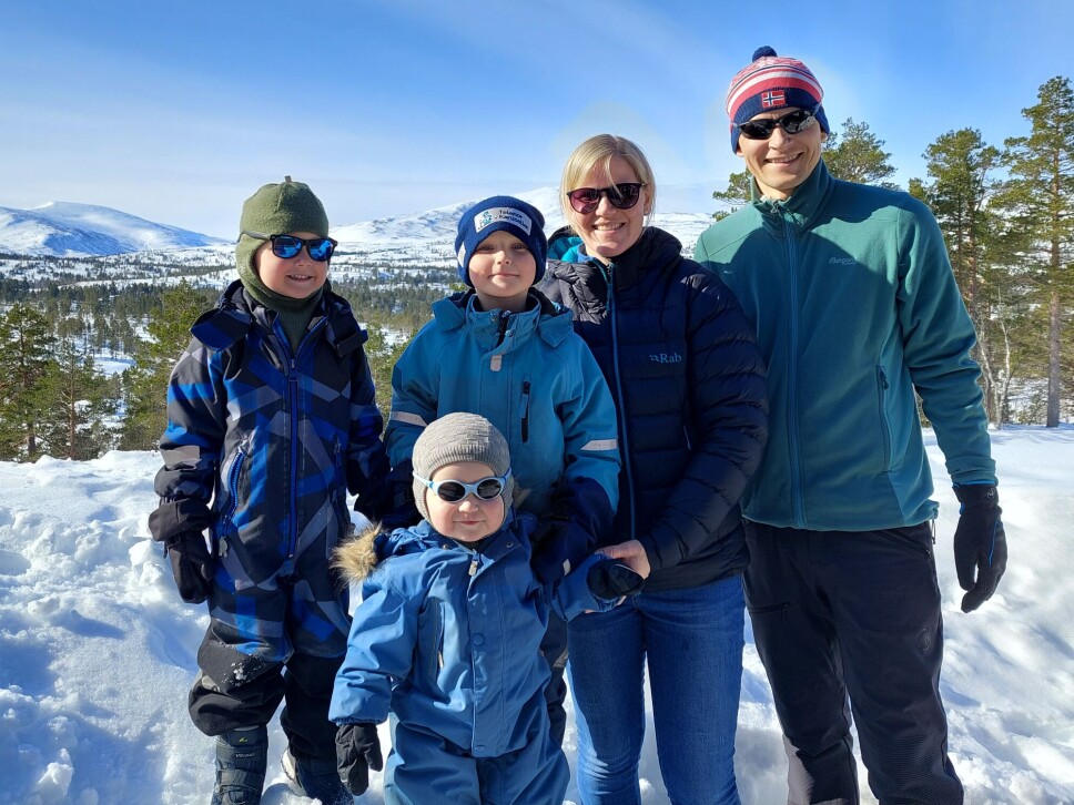 f.v. Endre (4), Håkon (snart 2), Eirik (6), Gunhild og Kristian.